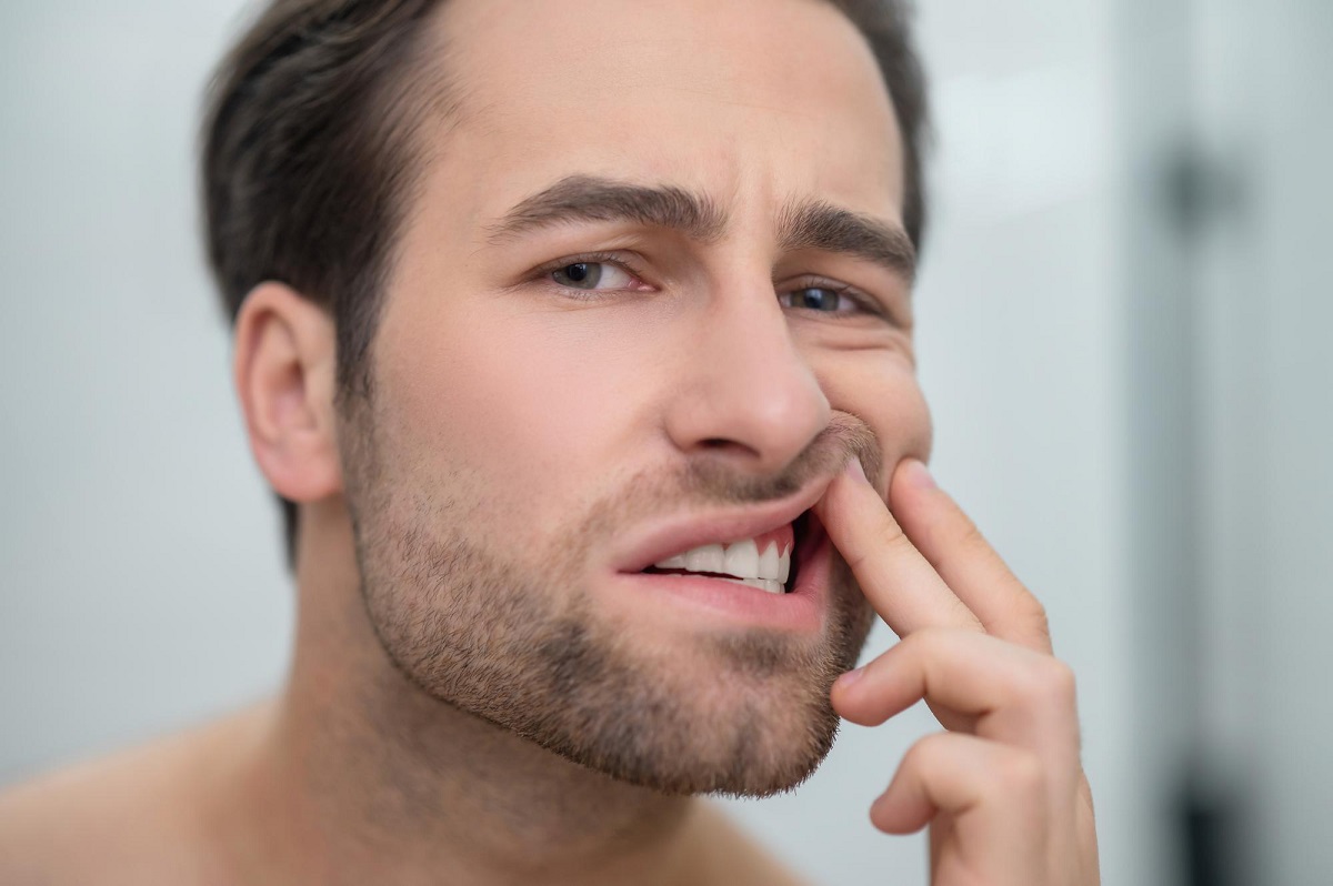 نام: dental-problems-man-checking-his-teeth-looking-disturbed.jpg نمایش: 205 اندازه: 142.5 کیلو بایت