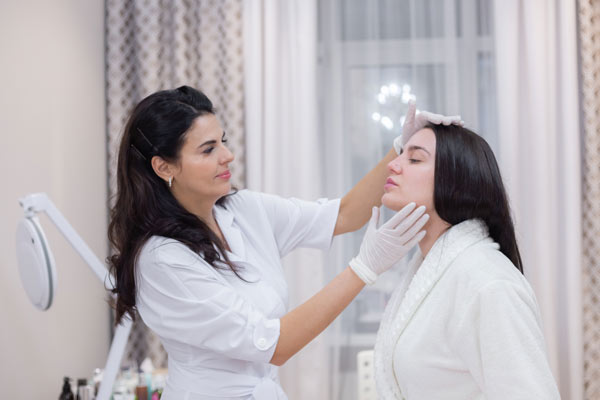 نام: client-beautician-s-appointment-consultation-face-shaping-preparation-upcoming-procedures-visual.jpg نمایش: 617 اندازه: 30.7 کیلو بایت